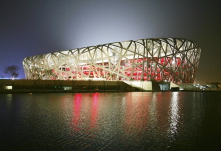 Under fyra år har bygget pågått för att färdigställa Pekings nya Olympiastadion, som liknar ett fågelbo. Foto: Greg Baker/AP Photo/Scanpix